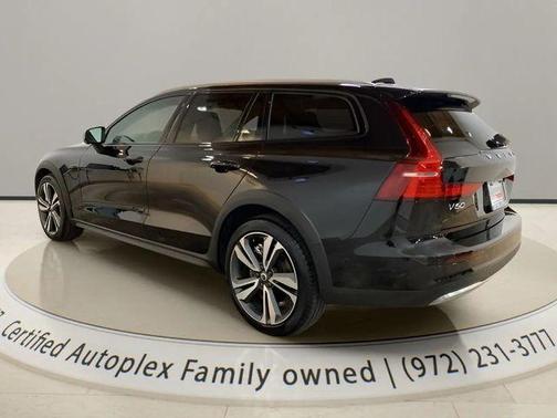 Onyx Black Metallic 2025 Volvo V60 Cross Country Plus, B5 AWD Gas (mild hybrid)