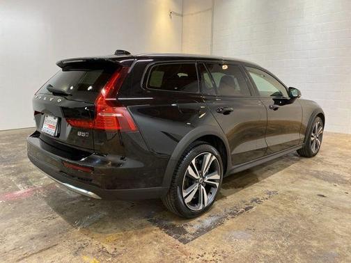 Onyx Black Metallic 2025 Volvo V60 Cross Country Plus, B5 AWD Gas (mild hybrid)