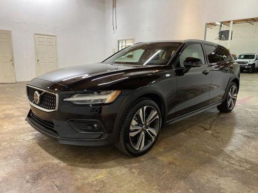 Onyx Black Metallic 2025 Volvo V60 Cross Country Plus, B5 AWD Gas (mild hybrid)