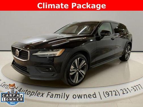 Onyx Black Metallic 2025 Volvo V60 Cross Country Plus, B5 AWD Gas (mild hybrid)