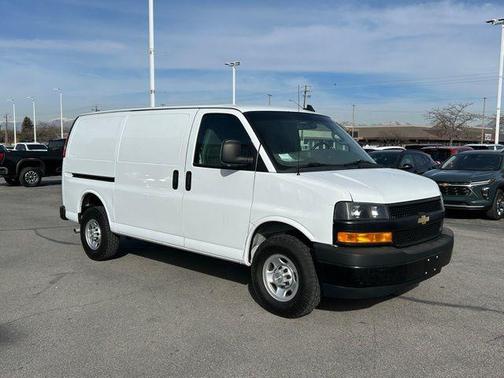 Summit White 2022 Chevrolet Express 3500 RWD 3500 Regular Wheelbase WT