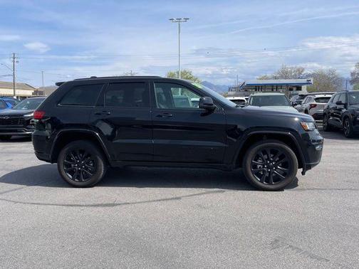 Diamond Black Crystal Pearlcoat 2020 Jeep Grand Cherokee Altitude
