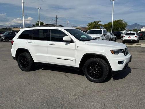Bright White Clearcoat 2020 Jeep Grand Cherokee Laredo
