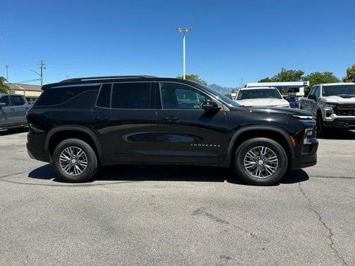 Mosaic Black Metallic 2024 Chevrolet Traverse LT