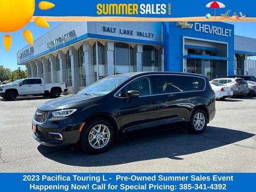Brilliant Black Crystal Pearlcoat 2023 Chrysler Pacifica Touring L