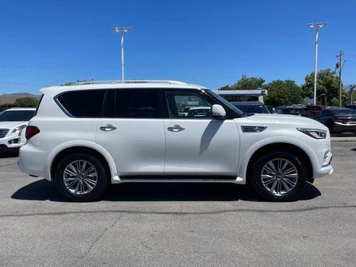 2023 INFINITI QX80 Luxe
