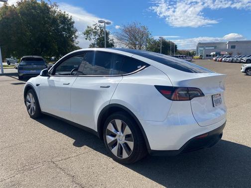 2023 Tesla Model Y Long Range Dual Motor All-Wheel Drive