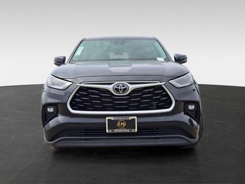 Midnight Black Metallic 2024 Toyota Highlander LE