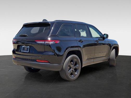 Diamond Black Crystal Pearlcoat 2023 Jeep Grand Cherokee Limited