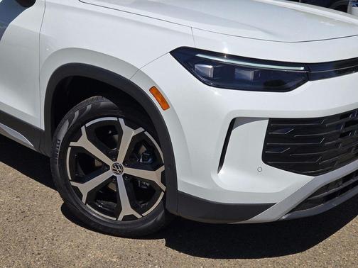 pure white 2026 Volkswagen Tiguan 2.0T SE