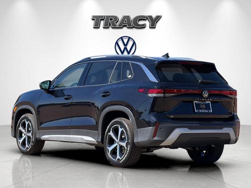 Deep Black Pearl 2026 Volkswagen Tiguan 2.0T SE 4MOTION