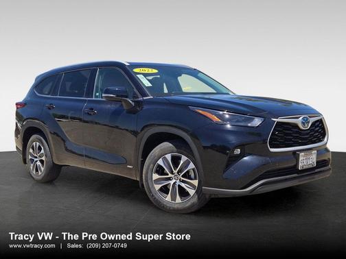 Midnight Black Metallic 2022 Toyota Highlander Hybrid XLE