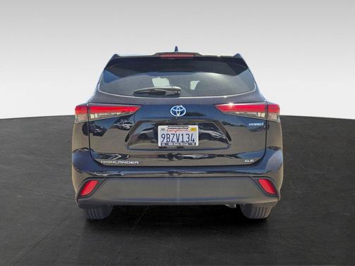 Midnight Black Metallic 2022 Toyota Highlander Hybrid XLE