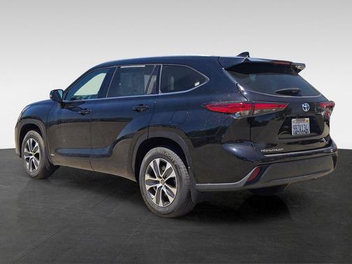 Midnight Black Metallic 2022 Toyota Highlander Hybrid XLE