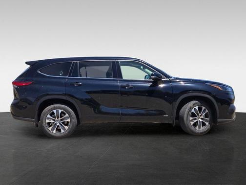 Midnight Black Metallic 2022 Toyota Highlander Hybrid XLE