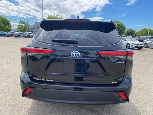Midnight Black Metallic 2022 Toyota Highlander Hybrid XLE