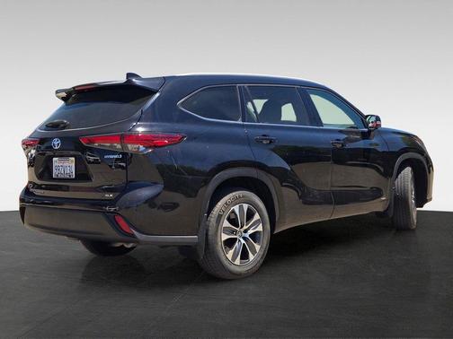 Midnight Black Metallic 2022 Toyota Highlander Hybrid XLE
