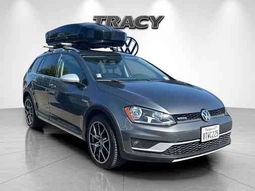 Platinum Gray Metallic 2017 Volkswagen Golf Alltrack TSI SE