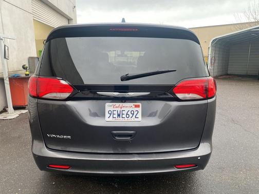 2022 Chrysler Voyager LX