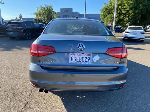 2015 Volkswagen Jetta Auto SE w/Connectivity/Navigation