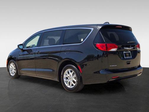 Brilliant Black Crystal Pearlcoat 2022 Chrysler Voyager LX