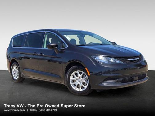 Brilliant Black Crystal Pearlcoat 2022 Chrysler Voyager LX