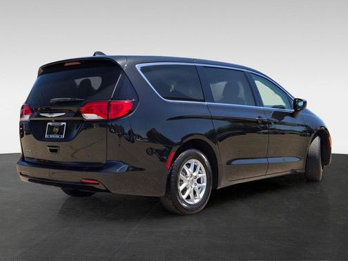Brilliant Black Crystal Pearlcoat 2022 Chrysler Voyager LX