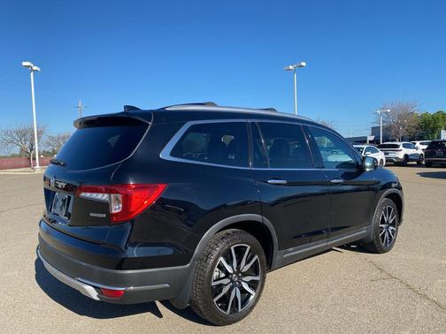 2022 Honda Pilot Touring 8-Passenger
