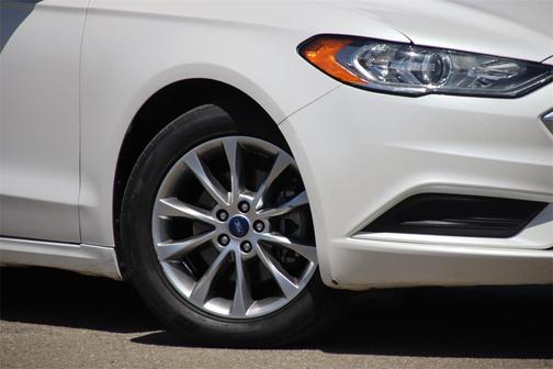 Photo 4 of 21 of 2017 Ford Fusion SE