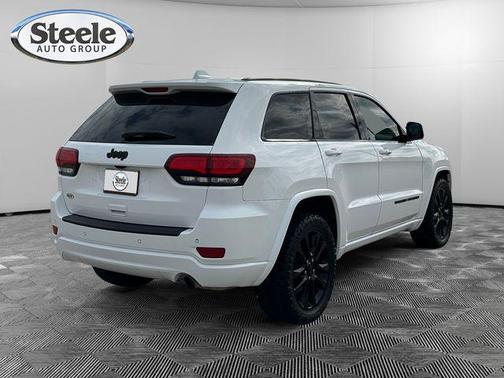 Bright White Clearcoat 2022 Jeep Grand Cherokee Laredo