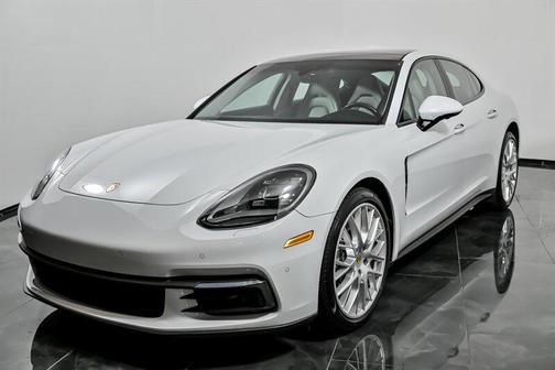 2018 Porsche Panamera 
