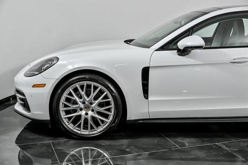 2018 Porsche Panamera 