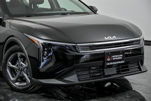 Aurora Black Pearl 2025 Kia K4 LXS