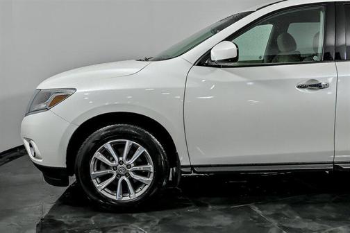 Pearl White 2016 Nissan Pathfinder SV