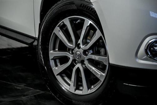 Pearl White 2016 Nissan Pathfinder SV