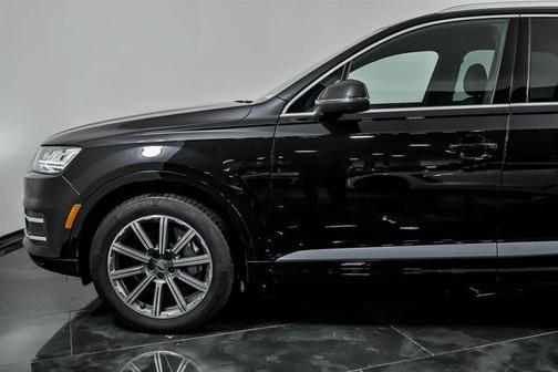 Orca Black Metallic 2018 Audi Q7 3.0T Prestige