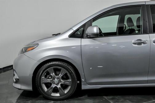 Silver Sky Metallic 2016 Toyota Sienna SE