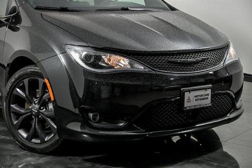 Brilliant Black Crystal Pearlcoat 2019 Chrysler Pacifica Touring Plus