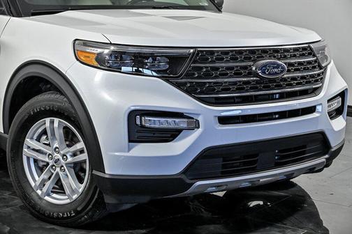Star White Metallic Tri-Coat 2022 Ford Explorer XLT