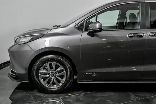 2021 Toyota Sienna XLE 8 Passenger