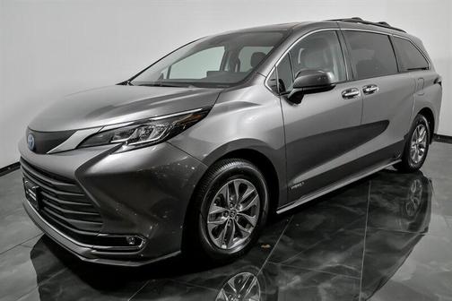 2021 Toyota Sienna XLE 8 Passenger