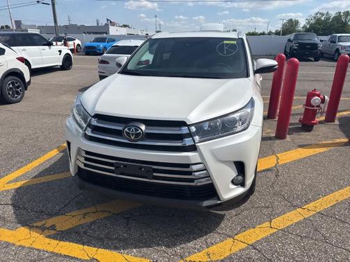 White 2019 Toyota Highlander