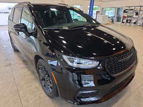 Diamond Black 2025 Chrysler Pacifica Limited