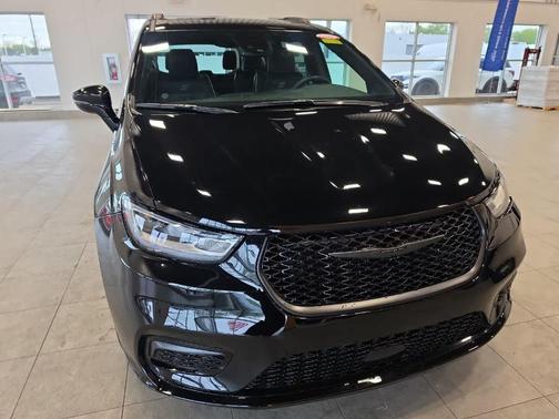 Diamond Black 2025 Chrysler Pacifica Limited