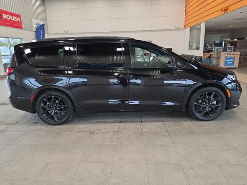Diamond Black 2025 Chrysler Pacifica Limited
