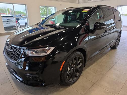 Diamond Black 2025 Chrysler Pacifica Limited