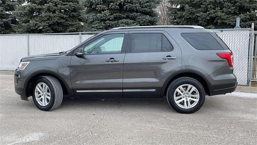 Photo 3 of 36 of 2019 Ford Explorer XLT