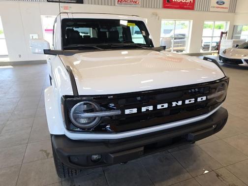 Oxford White 2023 Ford Bronco Outer Banks