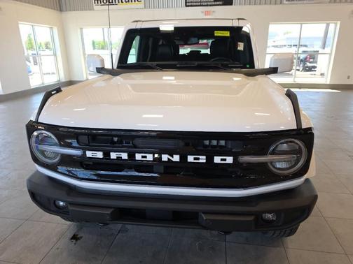 Oxford White 2023 Ford Bronco Outer Banks