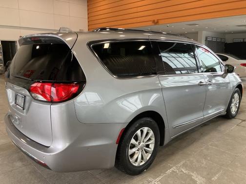 2018 Chrysler Pacifica Touring-L